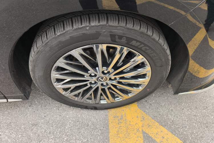 Used Lexus LM 2023 500h Six-Seater Prestige Edition Right Front Wheel Hub