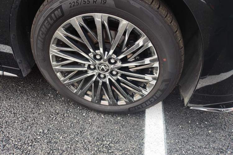 Used Lexus LM 2023 500h Six-Seater Prestige Edition Right Front Wheel Hub