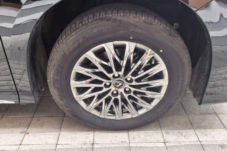 Used Lexus LM  Right Front Wheel Hub
