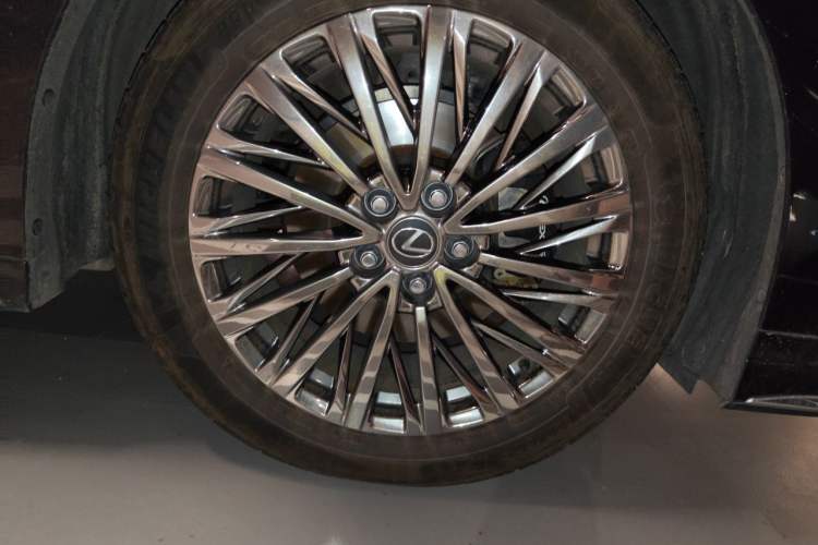 Used Lexus LM 2023 500h Six-Seater Prestige Edition Right Front Wheel Hub