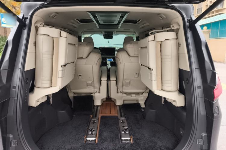 Used Lexus LM 2023 500h Six-Seater Prestige Edition Trunk