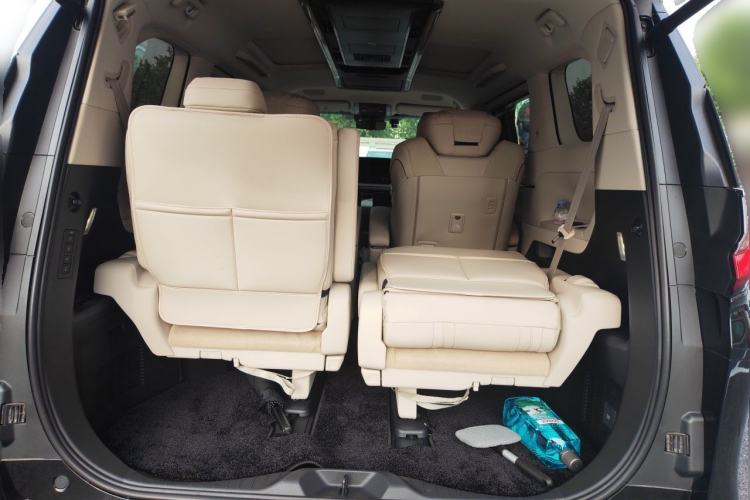 Used Lexus LM 2023 500h Six-Seater Prestige Edition Trunk