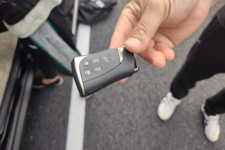 Used Lexus LM 2023 500h Six-Seater Prestige Edition Vehicle Key