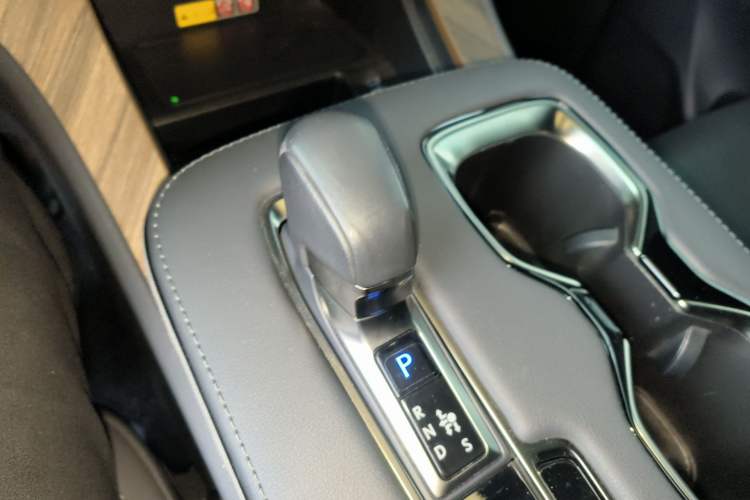 Used Lexus LM 2023 350h Seven-Seat Elegant Edition Gear Lever
