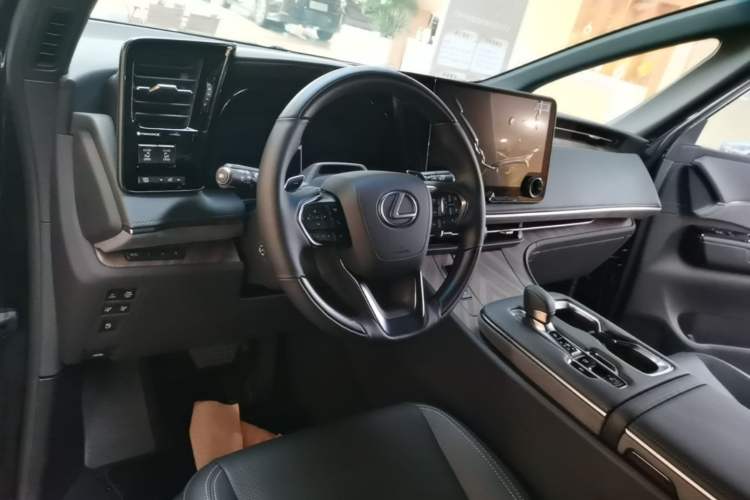 Used Lexus LM 2025 Model 500h Four-Seater Imperial Edition Center Console