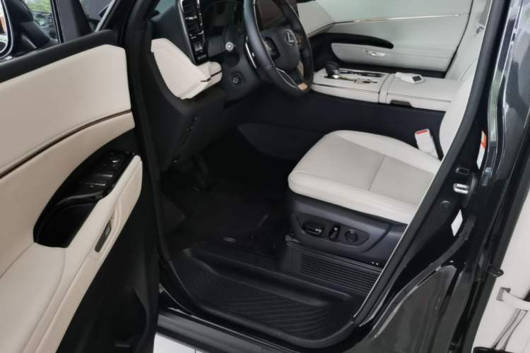 Used Lexus LM 2025 Model 500h Four-Seater Imperial Edition Driver Seat