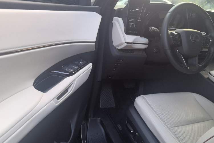 Used Lexus LM 2025 Model 500h Four-Seater Imperial Edition Driver Seat