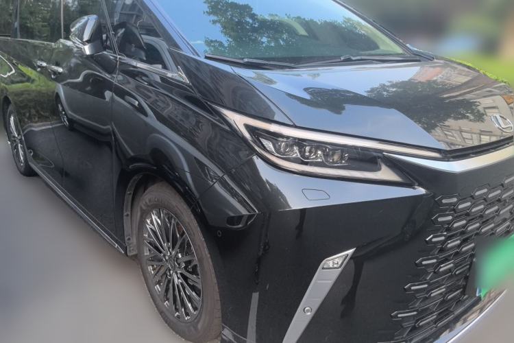 Used Lexus LM 2025 Model 500h Four-Seater Imperial Edition Front Right 45 Deg