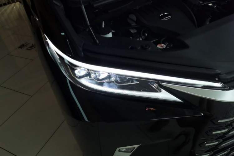 Used Lexus LM 2025 Model 500h Four-Seater Imperial Edition Right Front Headlight