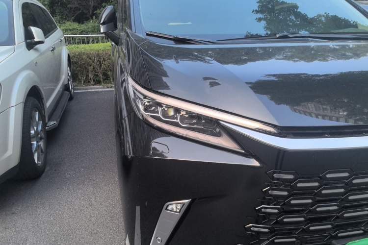 Used Lexus LM 2025 Model 500h Four-Seater Imperial Edition Right Front Headlight