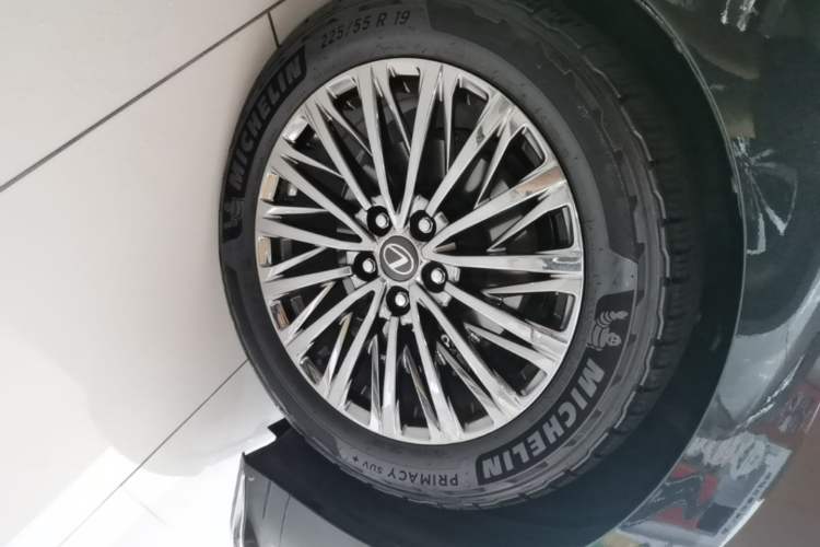 Used Lexus LM 2025 Model 500h Four-Seater Imperial Edition Right Front Wheel Hub