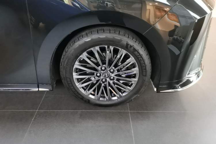 Used Lexus LM 2025 Model 500h Four-Seater Imperial Edition Right Front Wheel Hub
