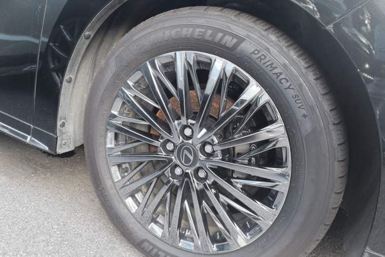 Used Lexus LM 2025 Model 500h Four-Seater Imperial Edition Right Front Wheel Hub