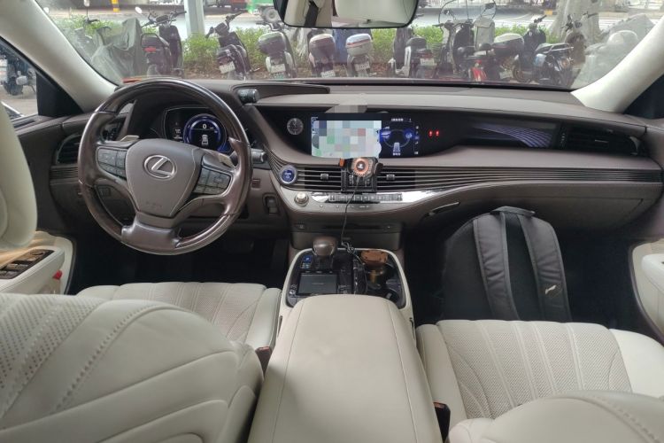 Used Lexus LS 2018 500h Executive Edition China VI Center Console