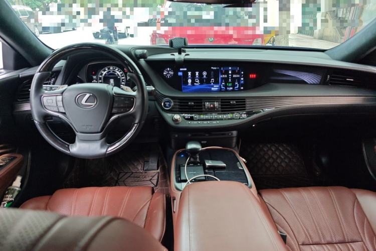 Used Lexus LS 2018 500h Executive Edition China VI Center Console