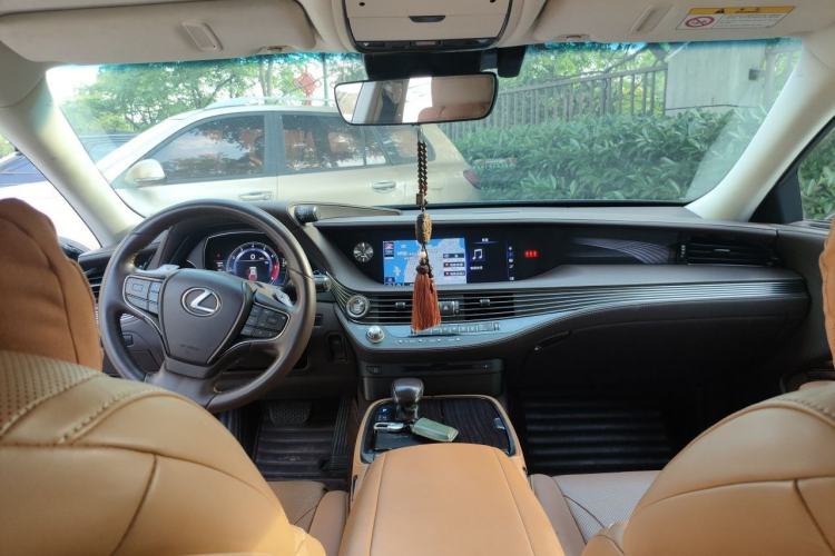 Used Lexus LS 2018 350 Excellence Edition China VI Standard Center Console