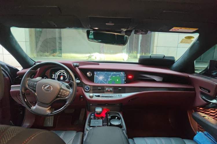 Used Lexus LS 2018 500h Executive Edition China VI Center Console
