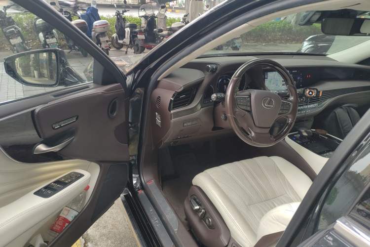 Used Lexus LS 2018 500h Executive Edition China VI Driver Seat