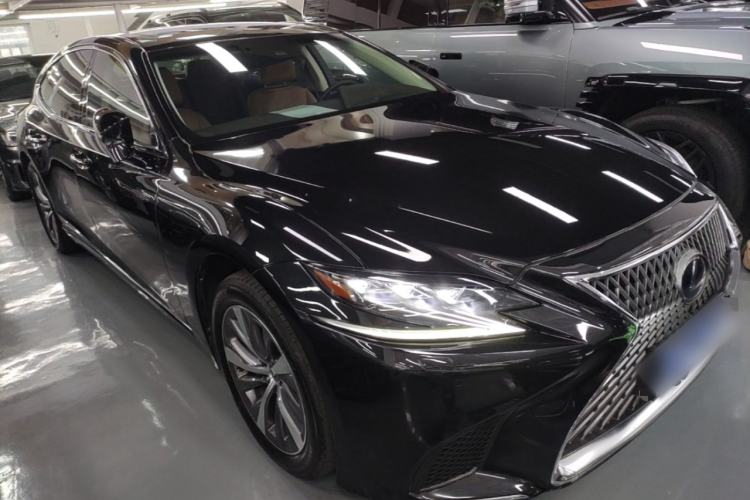 Used Lexus LS 2018 500h Premier Edition China V Standard Front Right 45 Deg