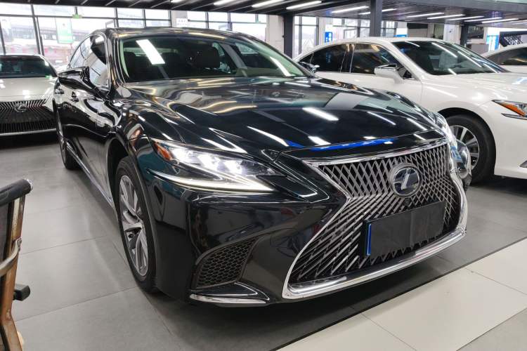 Used Lexus LS 2018 500h Premier Edition China V Standard Front Right 45 Deg