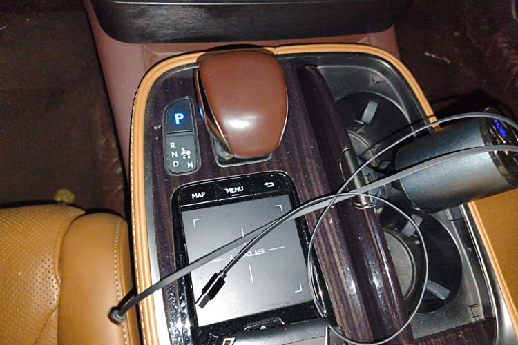 Used Lexus LS 2018 500h Excellence Edition China VI standard Gear Lever