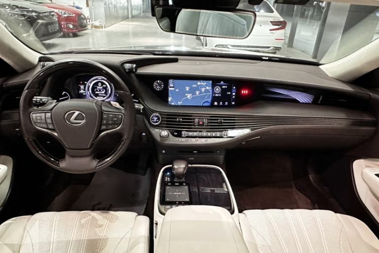 Used Lexus LS 2018 500h Executive Edition China VI Interior 1