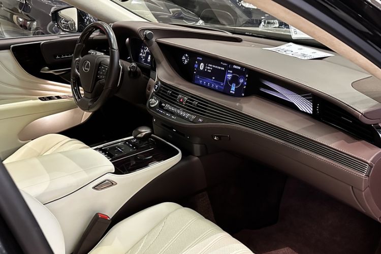 Used Lexus LS 2018 500h Executive Edition China VI Interior 1
