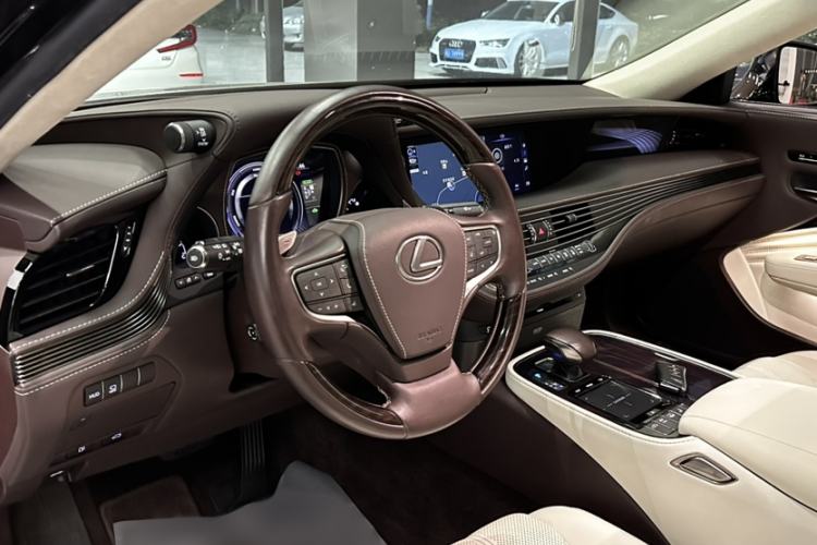Used Lexus LS 2018 500h Executive Edition China VI Interior 2