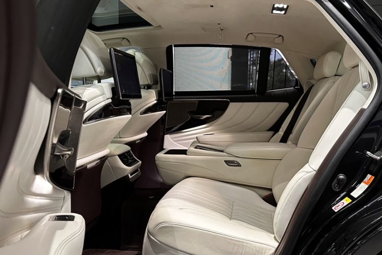 Used Lexus LS 2018 500h Executive Edition China VI Interior 2