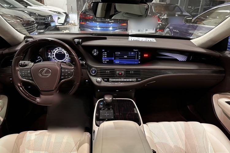 Used Lexus LS 2018 500h Executive Edition China VI Interior 3