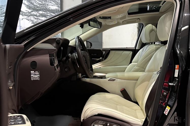 Used Lexus LS 2018 500h Executive Edition China VI Interior 4