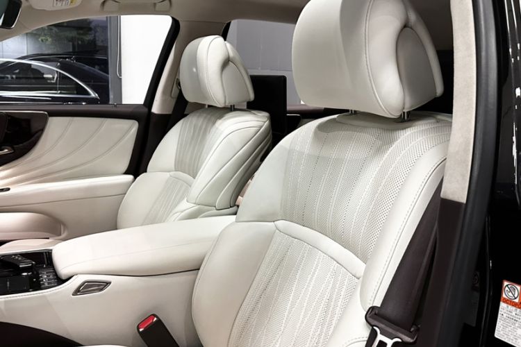Used Lexus LS 2018 500h Executive Edition China VI Interior 5