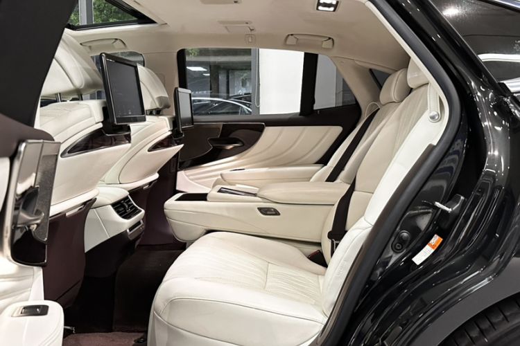 Used Lexus LS 2018 500h Executive Edition China VI Interior 8