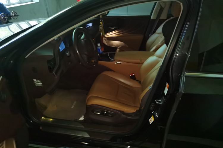 Used Lexus LS 2018 500h Excellence Edition China VI standard Left Front Seat