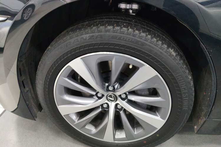 Used Lexus LS 2018 500h Premier Edition China V Standard Left Front Wheel Hub