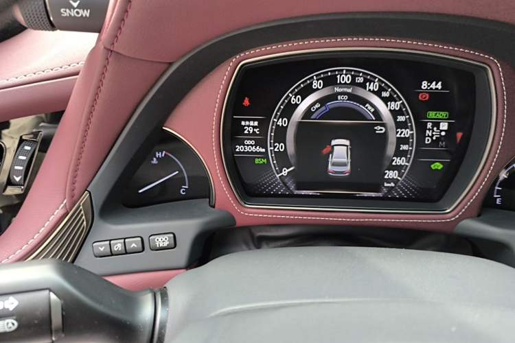 Used Lexus LS 2018 500h Executive Edition China VI Odometer Close Up