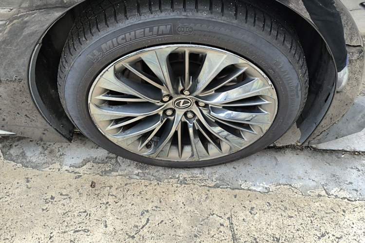 Used Lexus LS 2018 500h Executive Edition China VI Right Front Wheel Hub