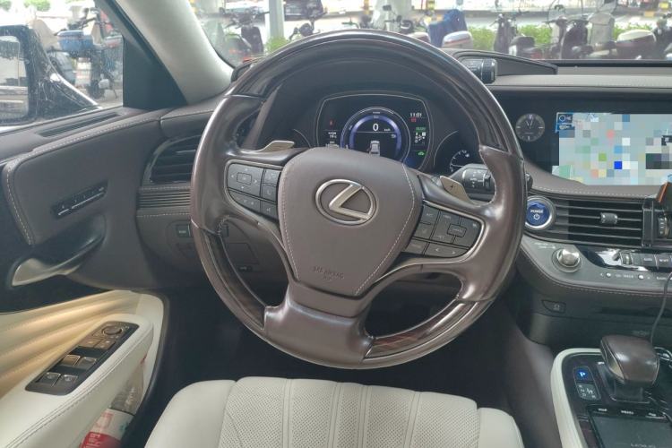 Used Lexus LS 2018 500h Executive Edition China VI Steering Wheel