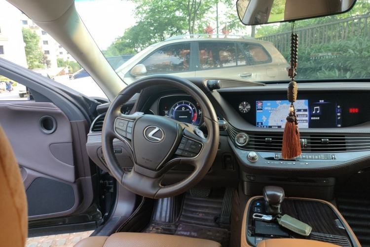 Used Lexus LS 2018 350 Excellence Edition China VI Standard Steering Wheel