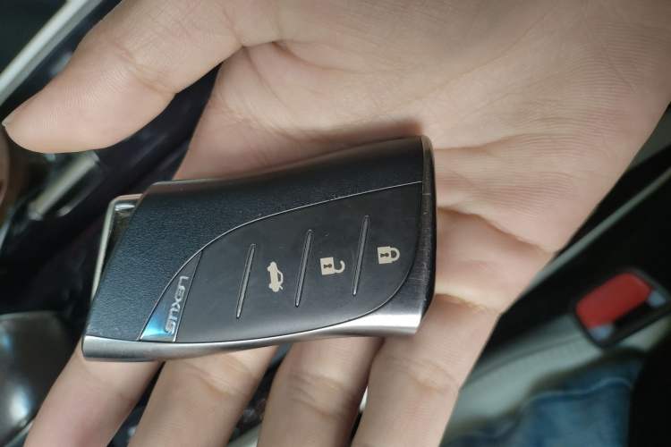 Used Lexus LS 2018 500h Executive Edition China VI Vehicle Key