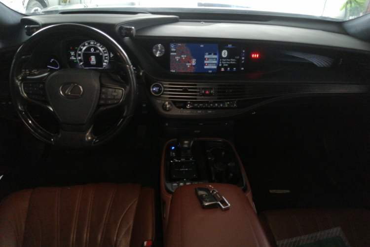 Used Lexus LS 2018 500h Executive Edition China VI Center Console