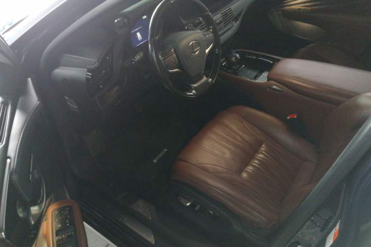 Used Lexus LS 2018 500h Executive Edition China VI Driver Seat