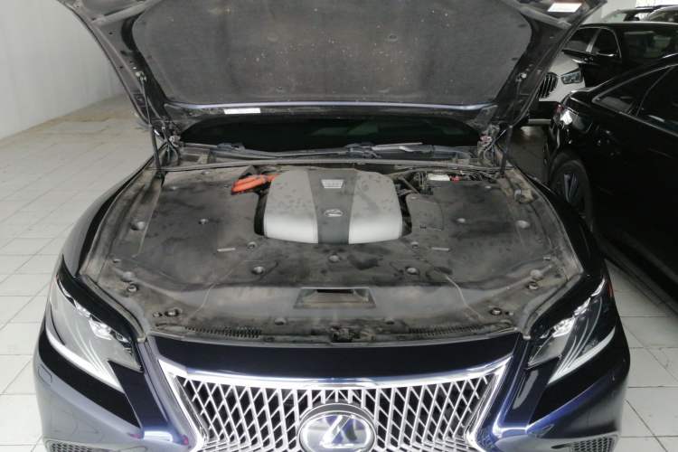 Used Lexus LS 2018 500h Executive Edition China VI Engine Bay