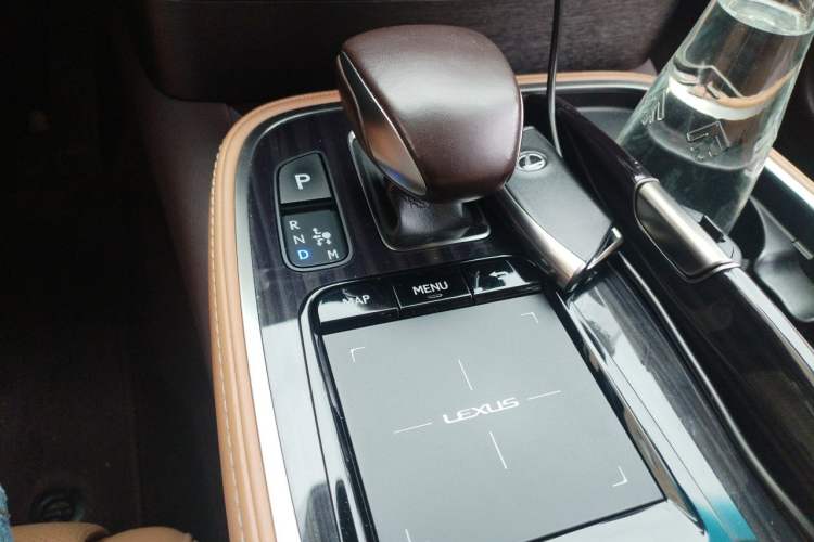 Used Lexus LS 2018 500h Premier Edition China V Standard Gear Lever