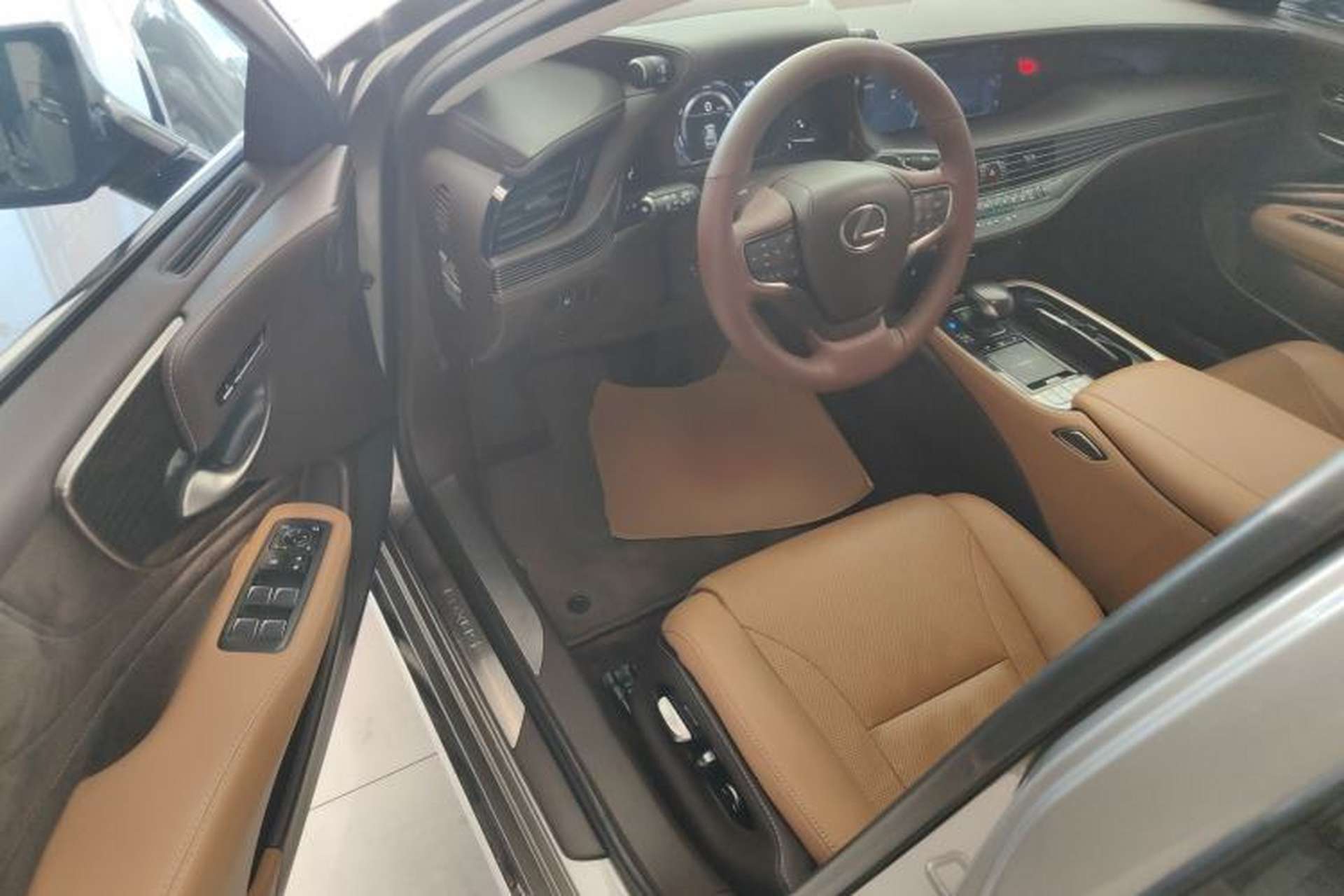 Used Lexus LS 2018 500h Excellence Edition China VI standard Interior 3