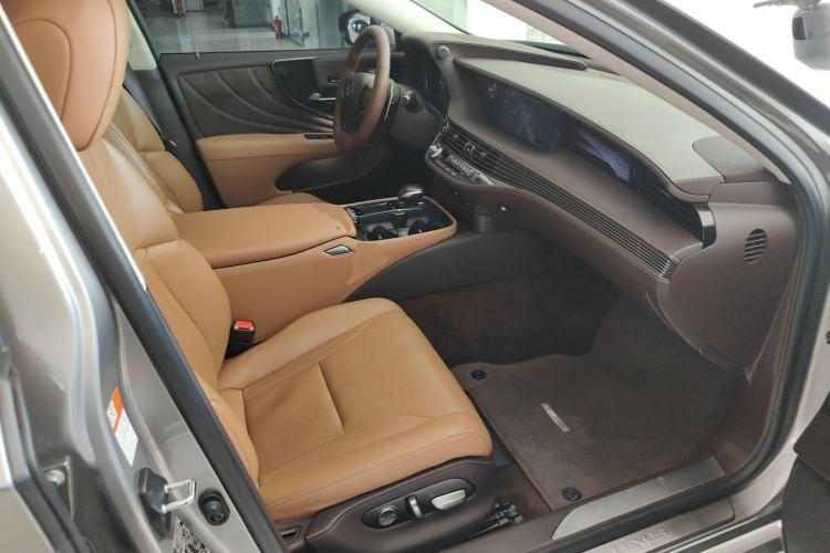 Used Lexus LS 2018 500h Excellence Edition China VI standard Right Front Seat