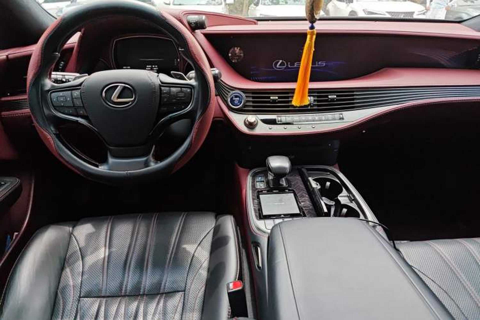 Used Lexus LS 2018 500h Executive Edition China VI Center Console