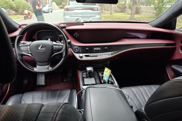 Used Lexus LS 2018 500h Executive Edition China VI Center Console