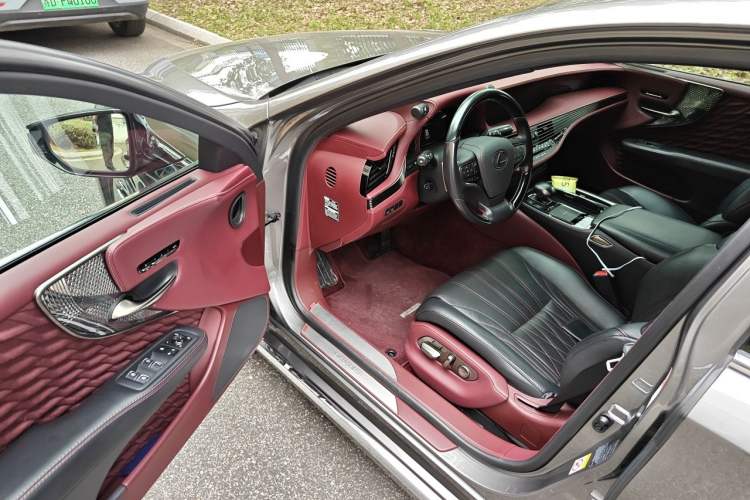 Used Lexus LS 2018 500h Executive Edition China VI Driver Seat