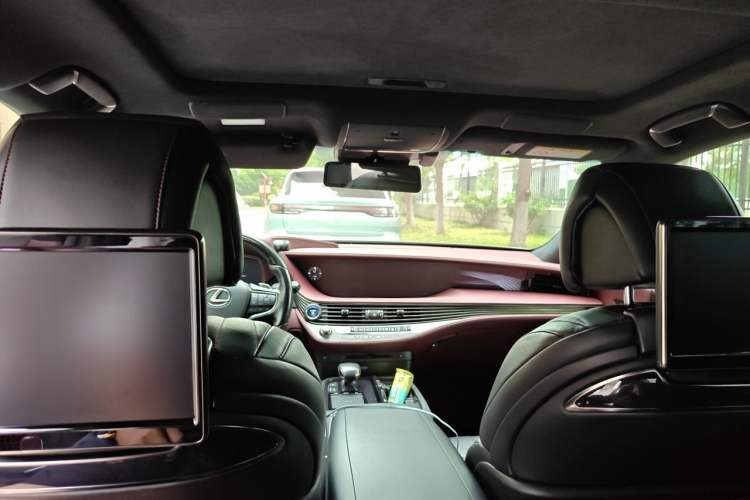Used Lexus LS 2018 500h Executive Edition China VI Headliner